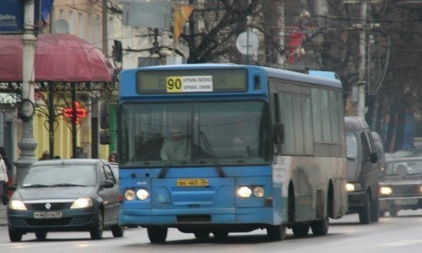 Жительницы Воронежа пожаловались на пристающего к ним в автобусах онаниста 