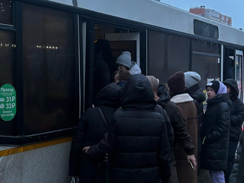 "Зажимало дверями куртки и даже части тела", – 45 минут мучений пришлось пережить воронежцам