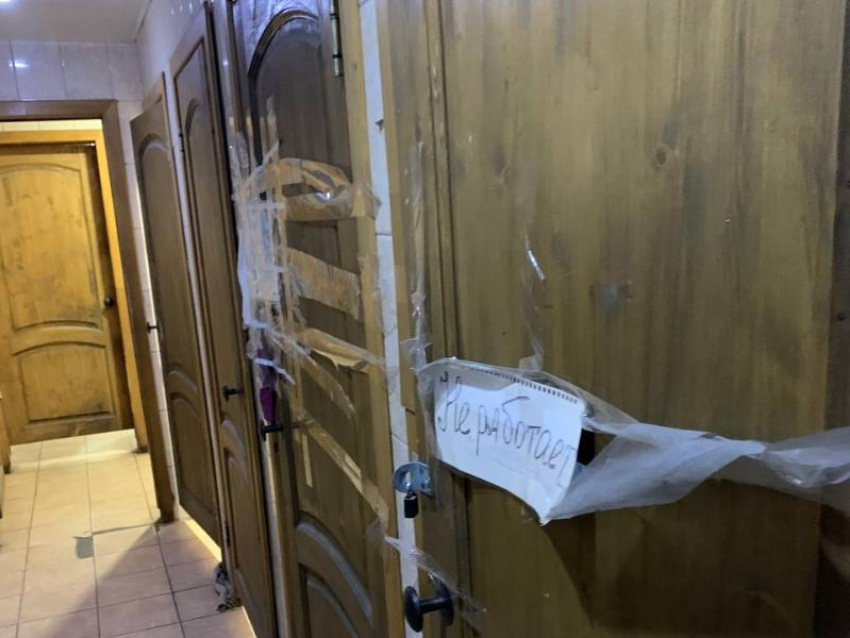 Картинную галерею устроили в вокзальном туалете 