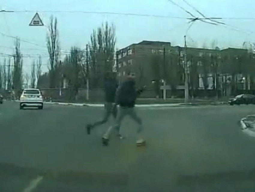 Бесстрашные пешеходы на дороге в Воронеже попали на видео