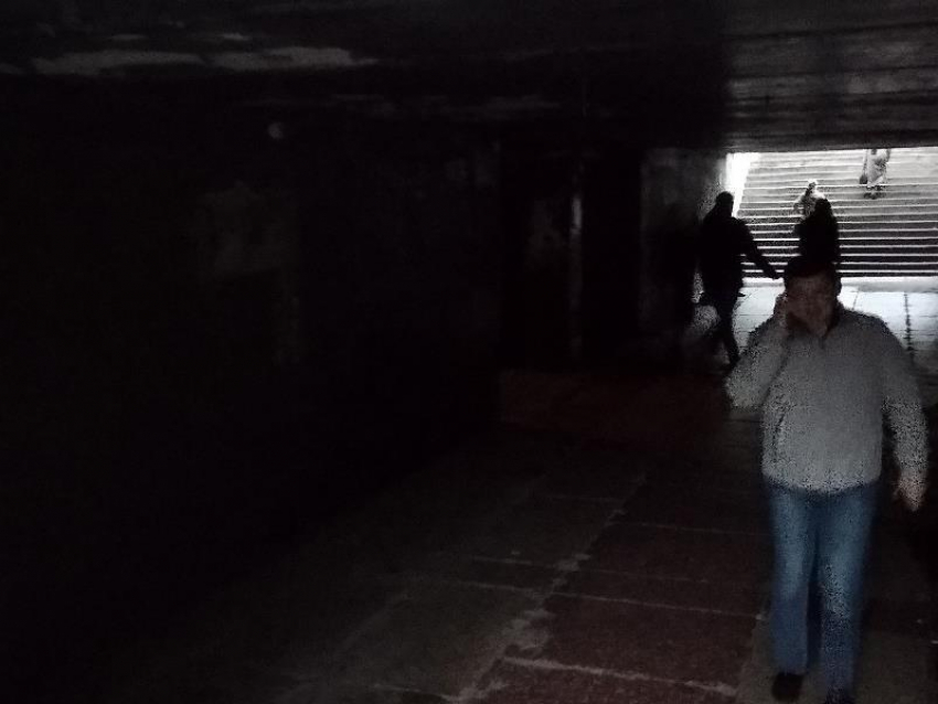 Жалкий переход с гнетущей атмосферой вновь остался без освещения в Воронеже