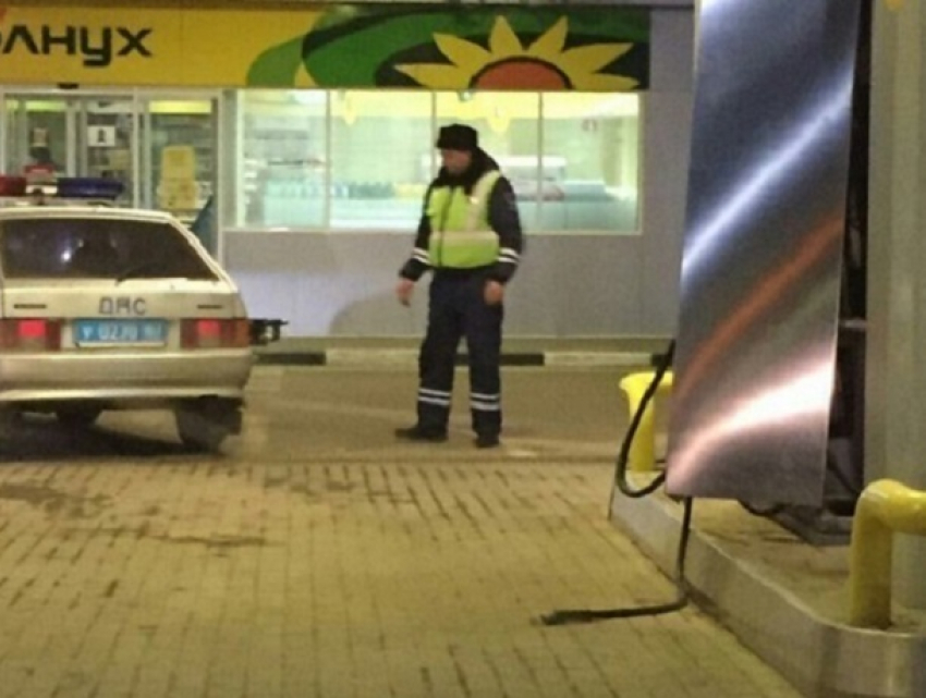 Воронежцы высмеяли смоленского полицейского, забывшего достать из бензобака пистолет