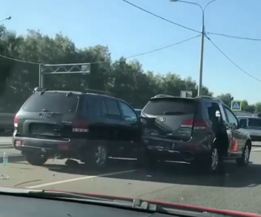 Массовую аварию из четырех иномарок сняли в Воронежской области