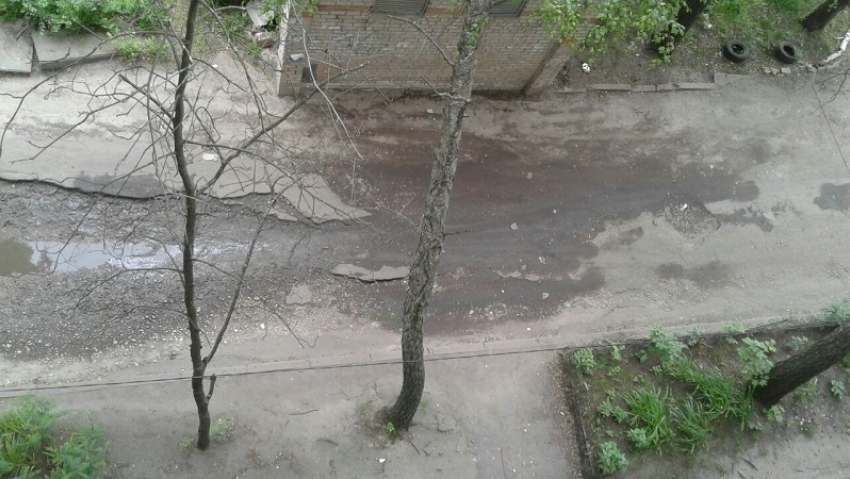 На гигантскую яму в своем дворе пожаловалась жительница Воронежа
