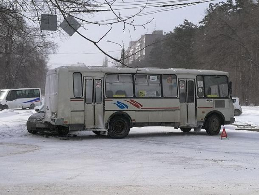 В Воронеже на остановке ВРТТЗ ДТП перегородило дорогу