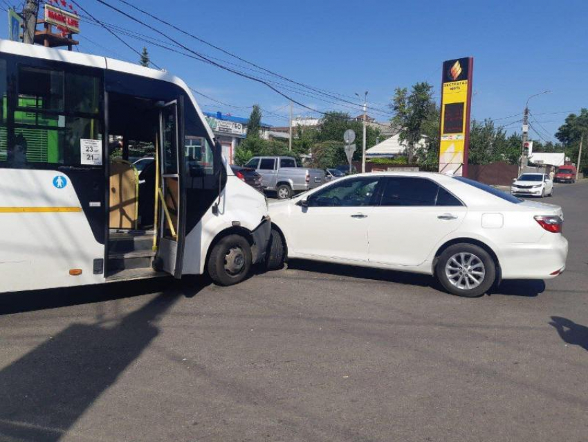 Маршрутка и Toyota Camry столкнулись в Воронеже