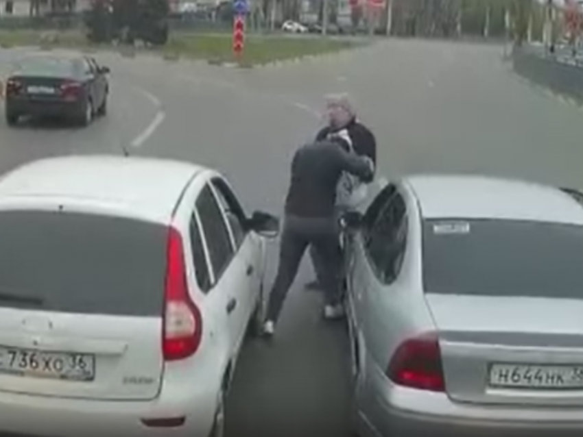 Драка мужчин на проезжей части попала на видео в Воронеже