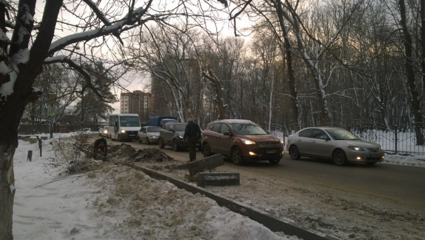 В Воронеже дорожники продолжают стелить асфальт и ставить бордюры прямо в снег