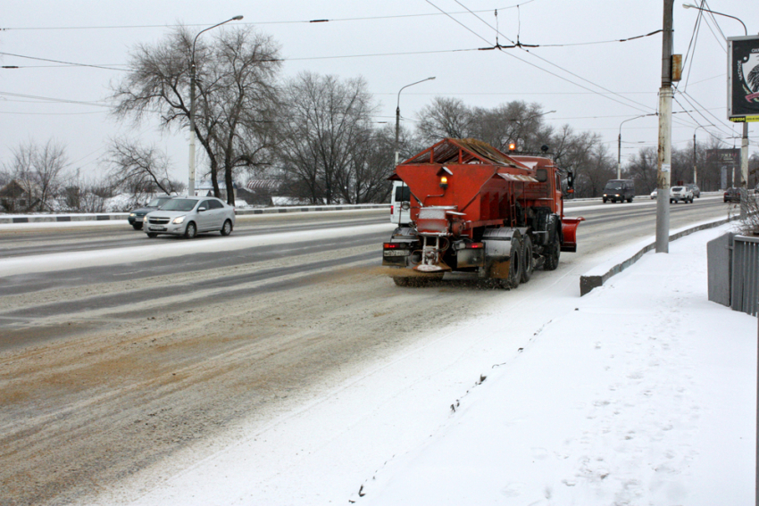 Снег на воронежских дорогах убирают 60 спецмашин