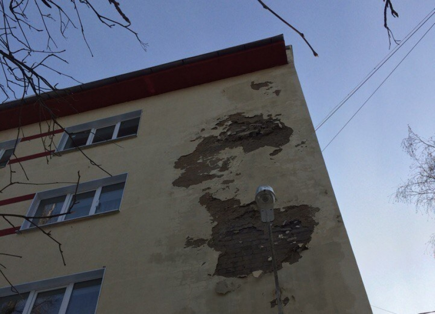 В Воронеже рассыпается дом от капремонта, проведенного гастарбайтерами