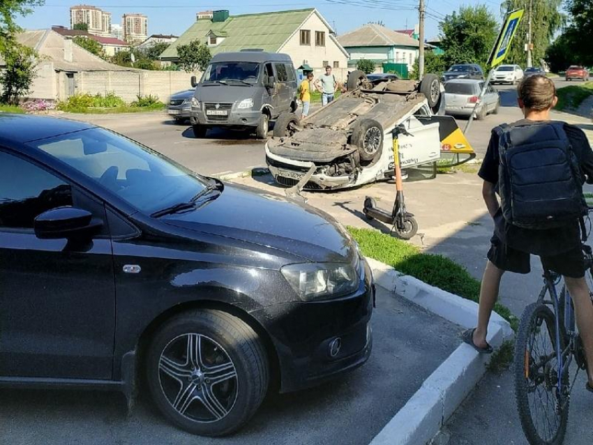 В Воронеже перевернулась машина такси после аварии в Ленинском районе