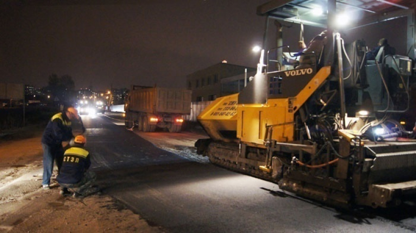 Застройщик в Воронеже своими силами ремонтирует проблемную муниципальную дорогу