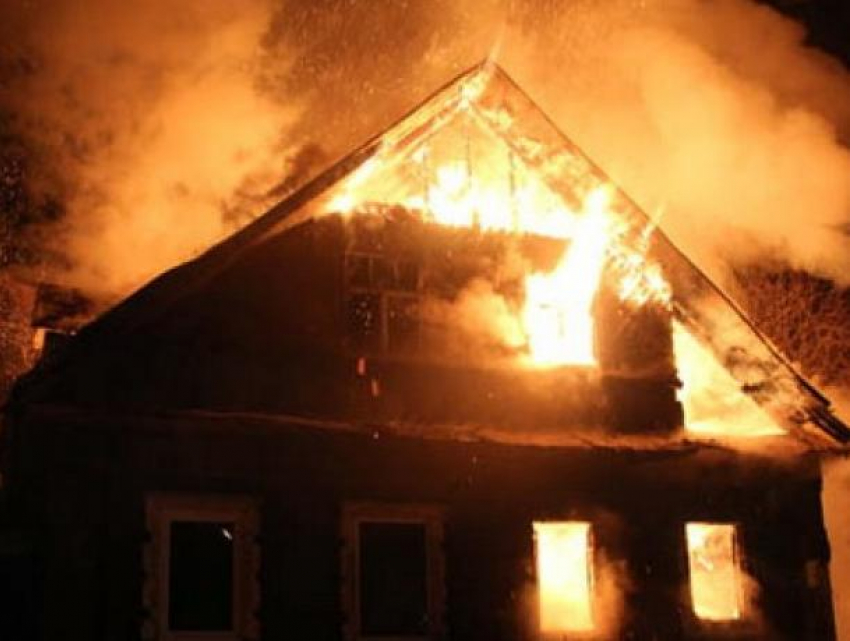 Воронежские пенсионеры погибли на пожаре в собственном доме