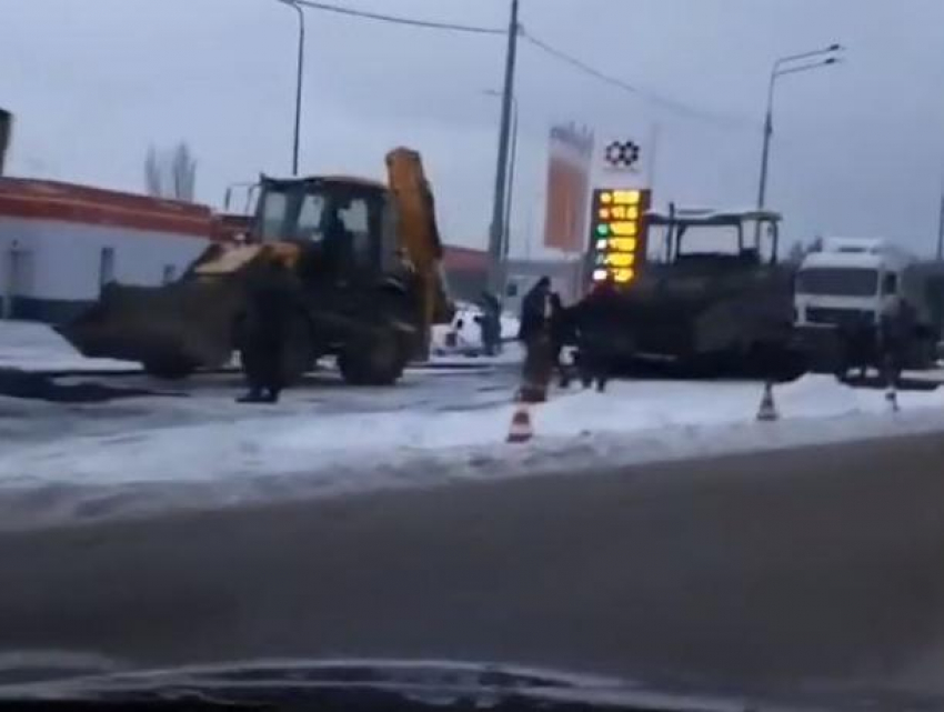Укладка асфальта в снег попала на видео в Воронеже