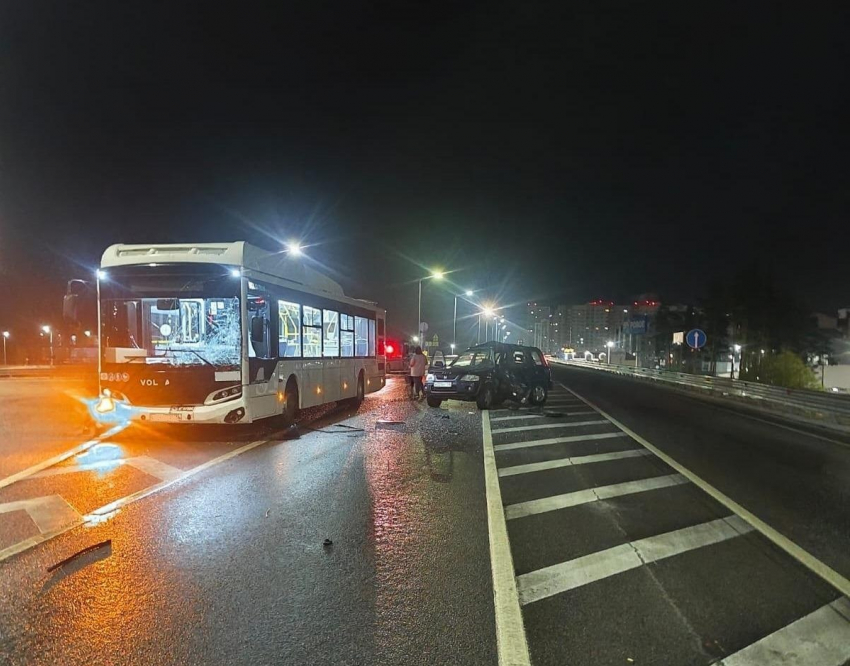 Автобус снес стоящий автомобиль в Воронеже – водитель погиб