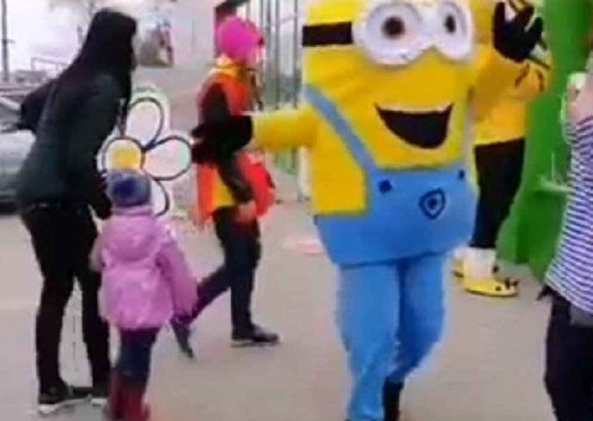 Миньон устроил крутой танец на улице в Воронеже 