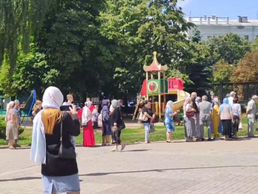 Огромная очередь выстроилась к Казанской иконе Божией Матери в Воронеже
