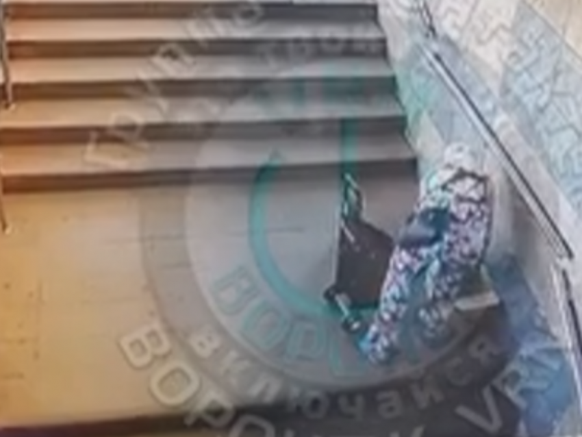 Спорный поступок пенсионерки сняла камера видеонаблюдения в Воронеже
