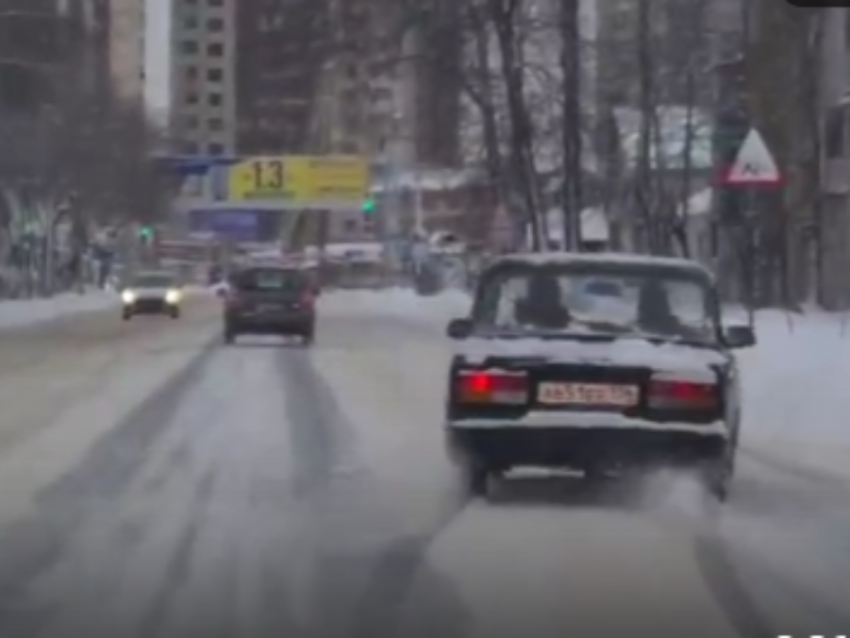 Опасное виляние ВАЗ сняли на проезжей части в Воронеже 
