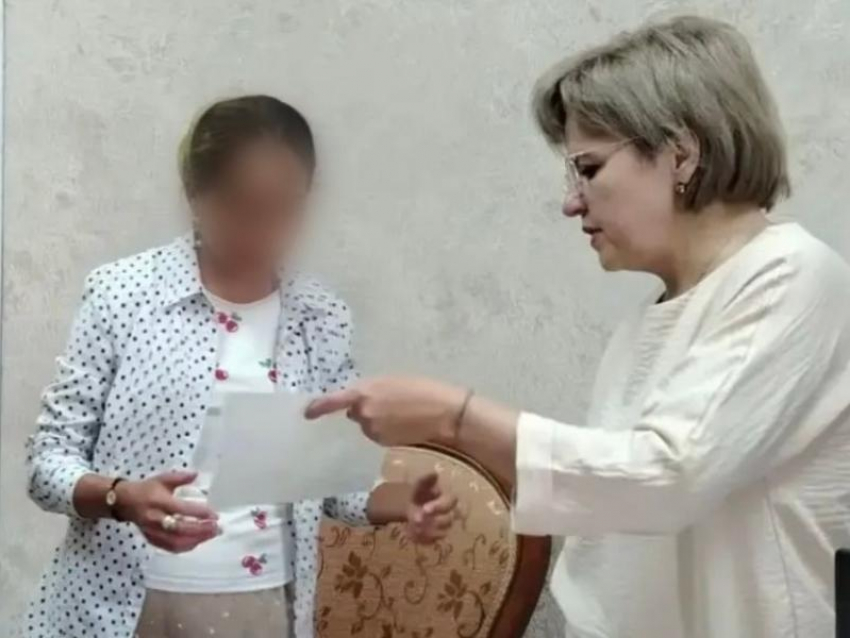 Многодетная мама без документов впервые получила свидетельство о своем рождении в Воронежской области