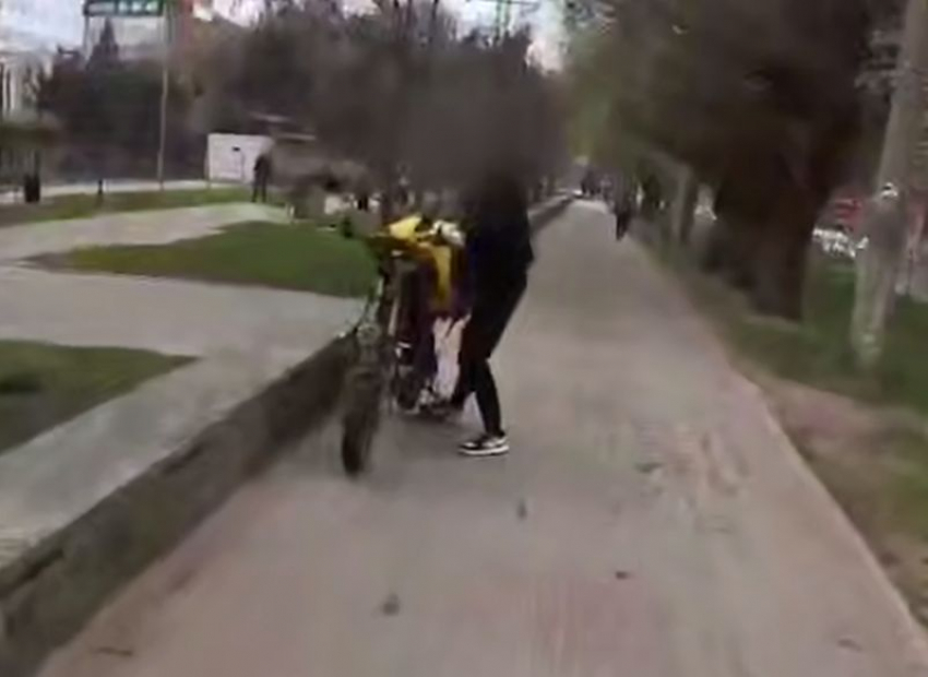 На видео попало, как полиция штрафует самокатчика-нарушителя в центре Воронежа