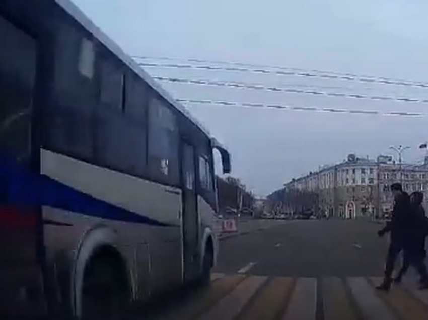 В центре Воронежа маршрутка едва не раздавила пешеходов на переходе