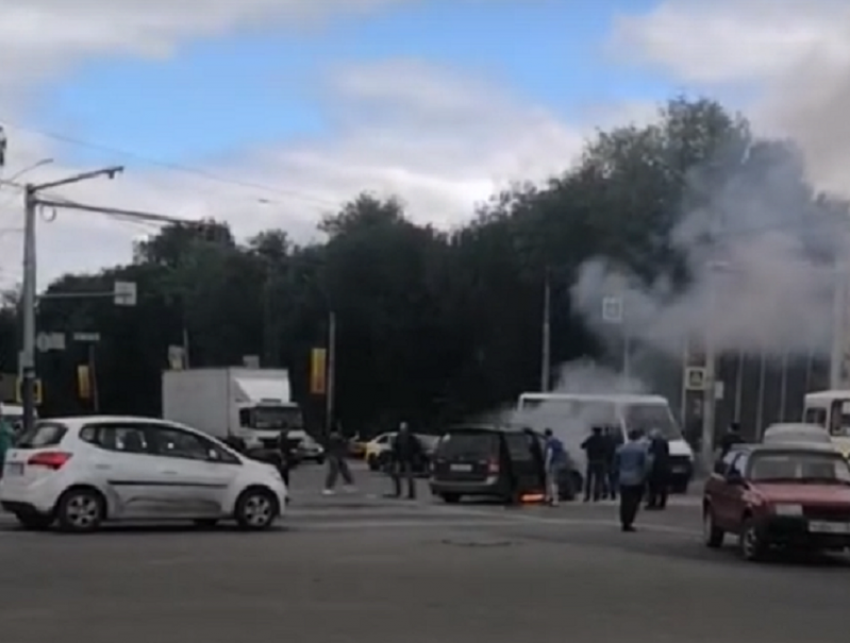 Из-за короткого замыкания в центре Воронежа загорелась Mazda