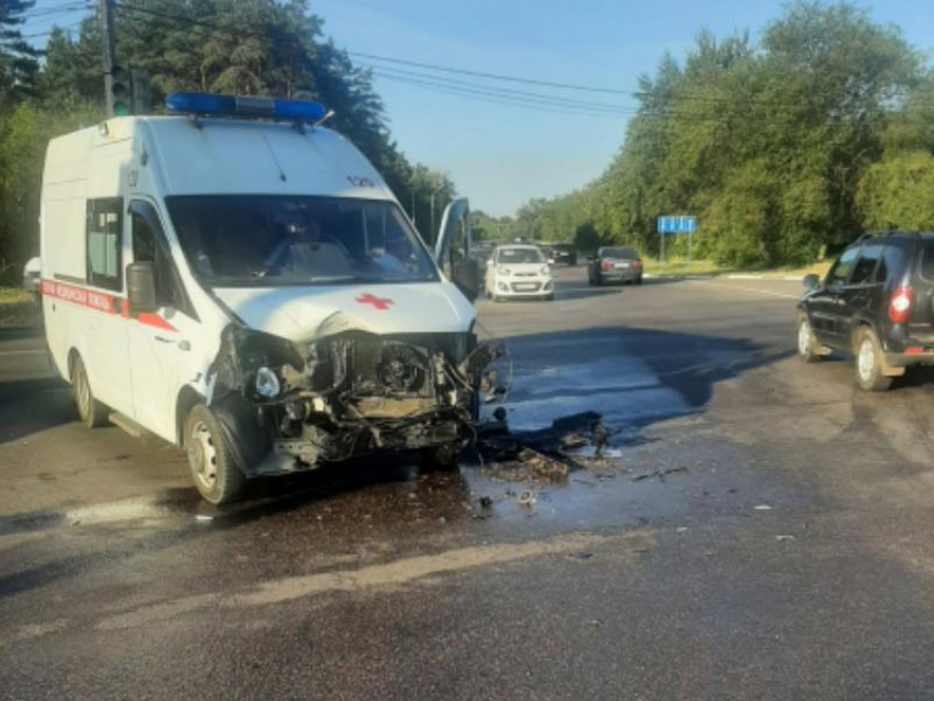 Столкновение скорой и легкового автомобиля в Воронеже расследует полиция 