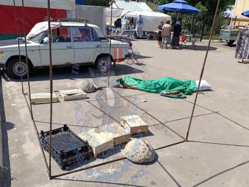 О трупе мужчины возле остановки сообщили жители Воронежа