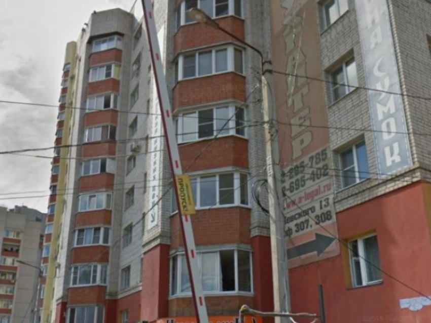 В Воронеже спецслужбы съехались к многоэтажке из-за угрозы взрыва