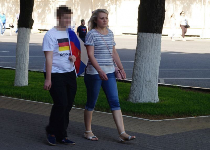 В Воронеже подросток пошел на парад Победы с немецким флагом