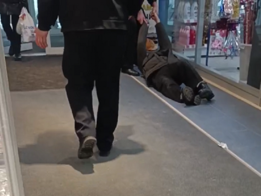Мужчину за руки протащили по полу прямо к выходу из воронежского ТЦ