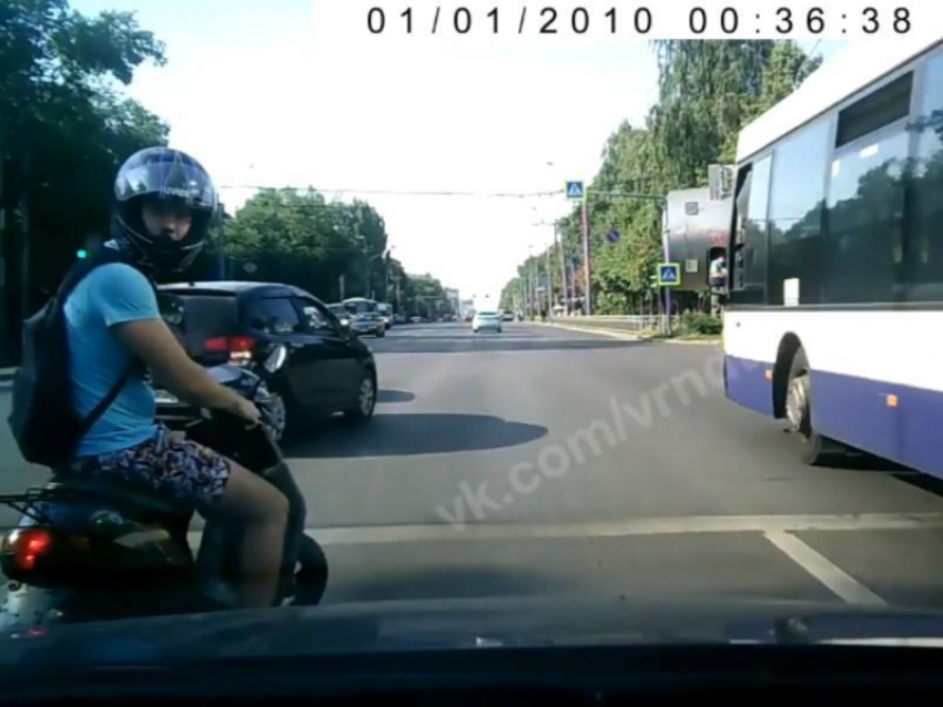 Наезд агрессивного мопедиста на водителя попал на видео в Воронеже