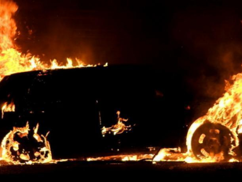 Кроссовер Ford EcoSport сгорел ночью в Воронеже
