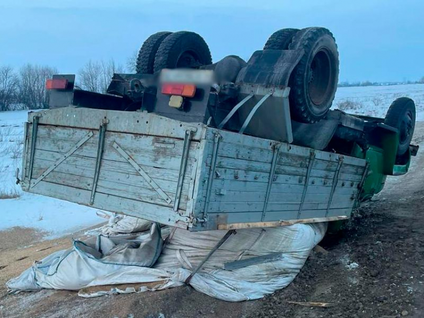 Опубликовано фото перевернувшегося грузовика под Воронежем