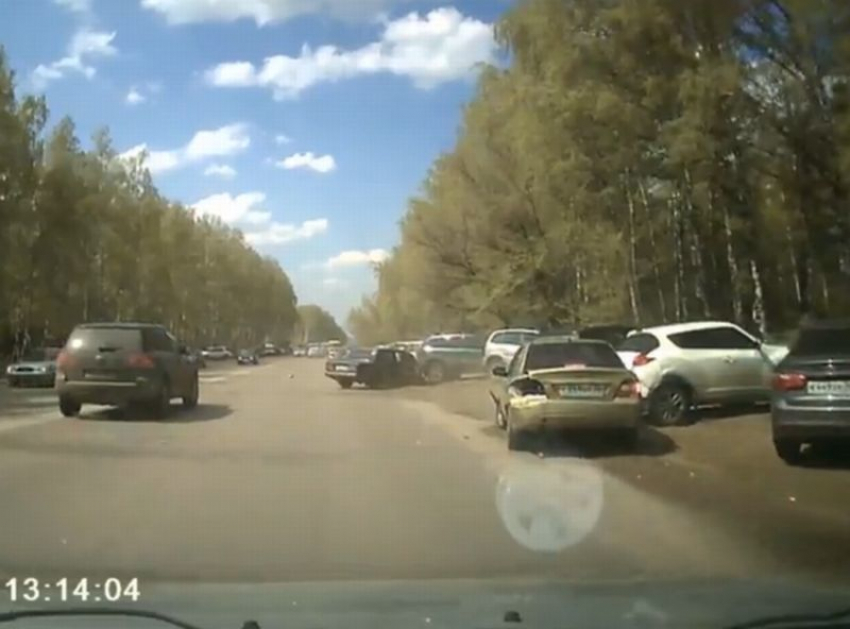 В Сети появилось видео массовой аварии около Лесного кладбища в Воронеже