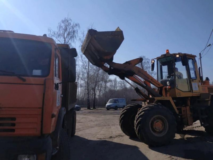 Коммунальщики наводят порядок в безлюдном Воронеже