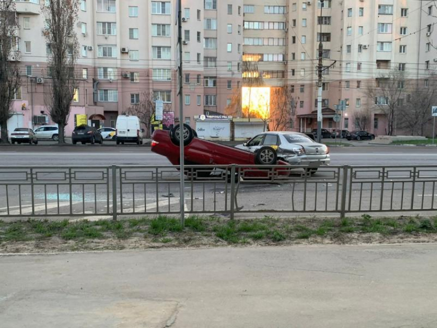 Иномарка перевернулась на крышу после столкновения с такси в Воронеже