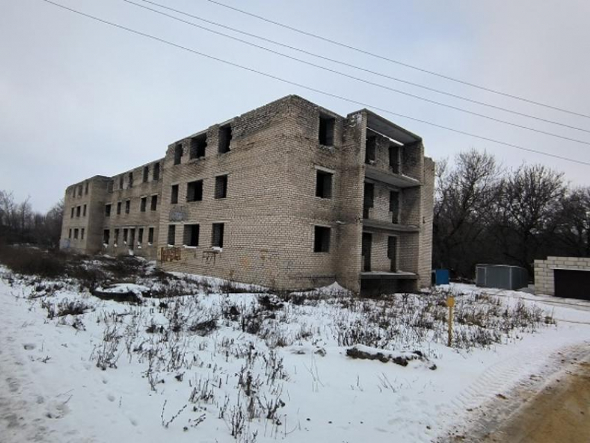«Ребенок может сорваться вниз»: какую опасность несет заброшенная трехэтажка в Воронежской области 
