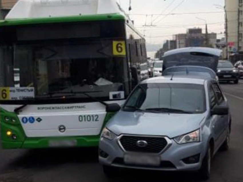 Маршрутный автобус столкнулся с легковушкой в Воронеже, есть пострадавший 