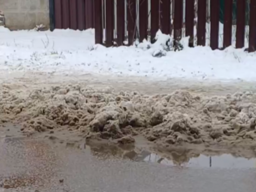 Снежную несправедливость сняли на видео в Воронеже