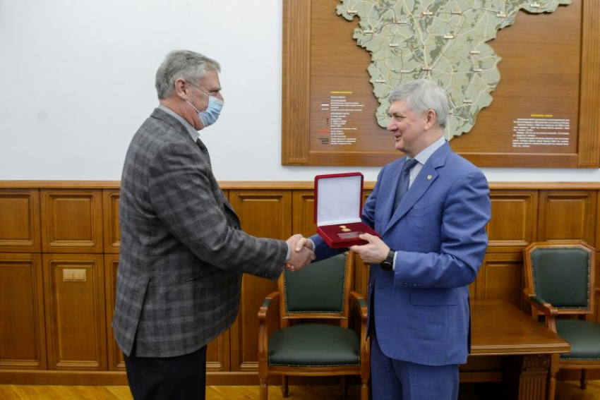 Переживший семь мэров Воронежа Иван Чухнов получил награду от губернатора