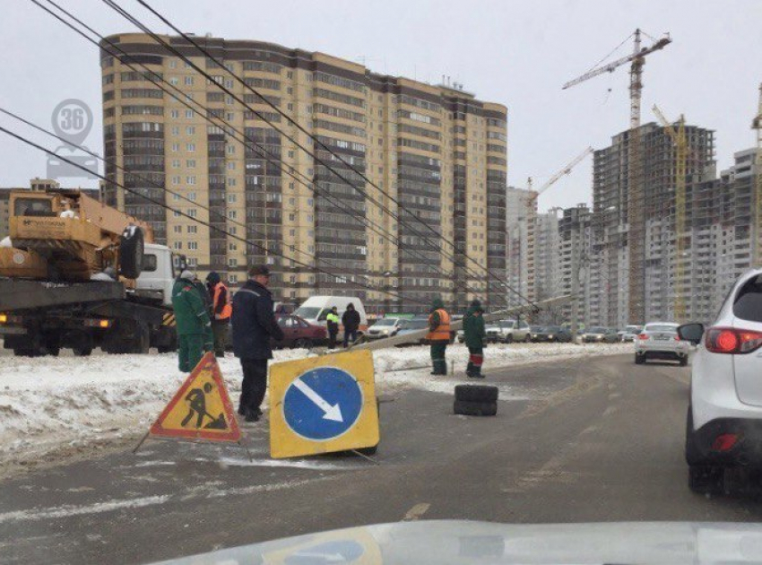 Очевидцы: В Северном микрорайоне Воронежа из-за льда на дороге снесли столб и протаранили 5 авто