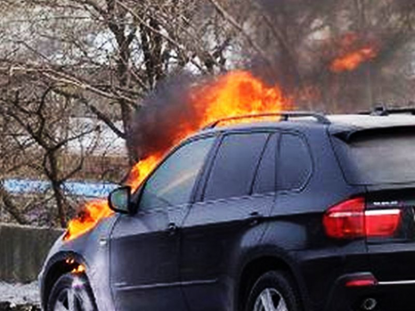 Ранним утром в Воронеже огонь уничтожил BMW X5