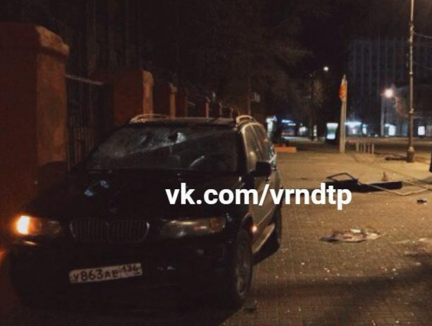 BMW X5 протаранила штаб войсковой части в Воронеже