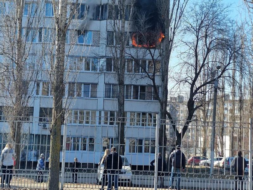 Столбы чёрного дыма поднимаются в небо в Северном микрорайоне Воронежа