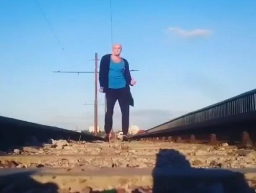 Забойное диско станцевал воронежец на рельсах моста