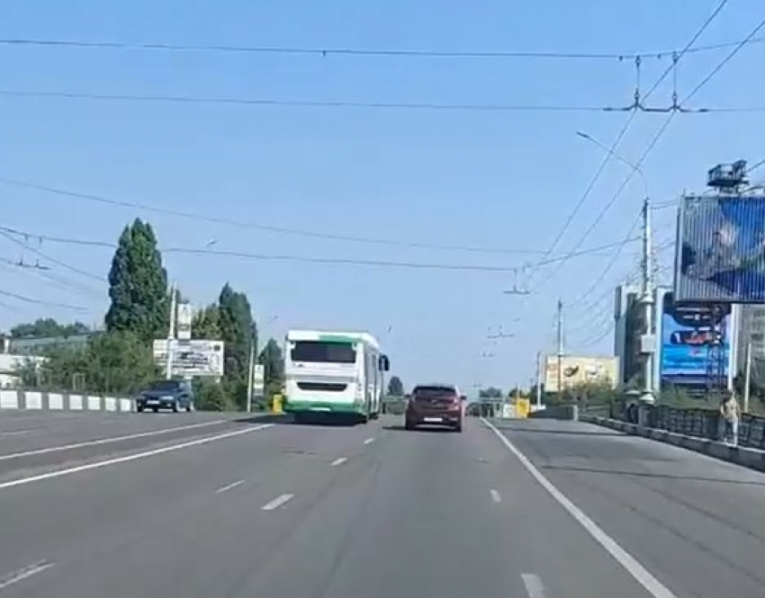 Автобус испугался неработающей выделенной полосы в Воронеже