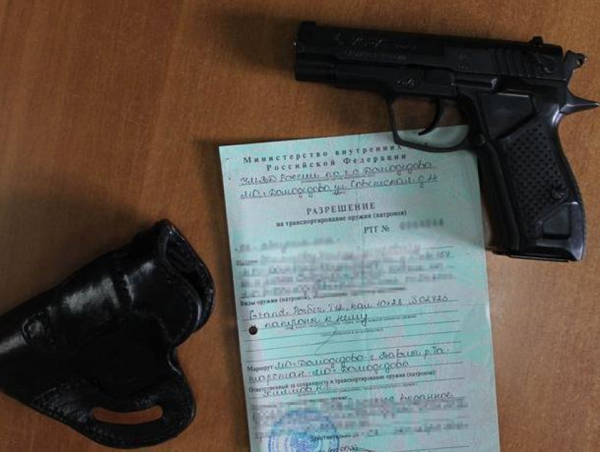 Воронежским алкоголикам выдали разрешения на оружие и водительские права