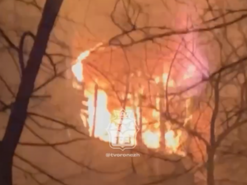 Огонь охватил квартиру на втором этаже в Воронеже